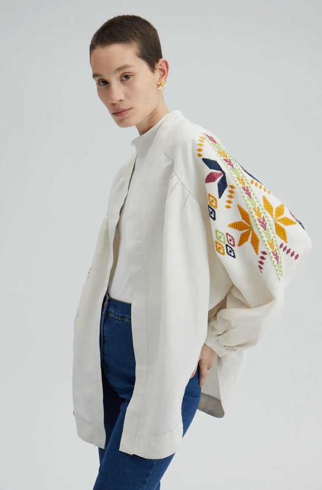 
                
                    Hent billedet ind I galleri viser, Off-white kimono jacket with embroidery in clear and beautiful colors.
                
            