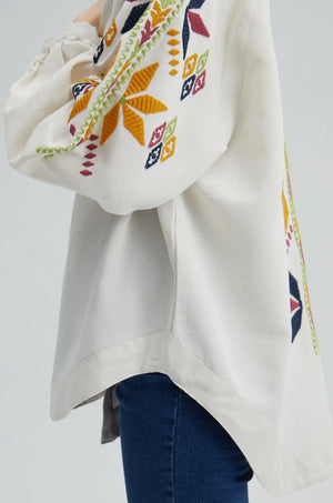 
                
                    Hent billedet ind I galleri viser, Off-white kimono jacket with embroidery in clear and beautiful colors.
                
            