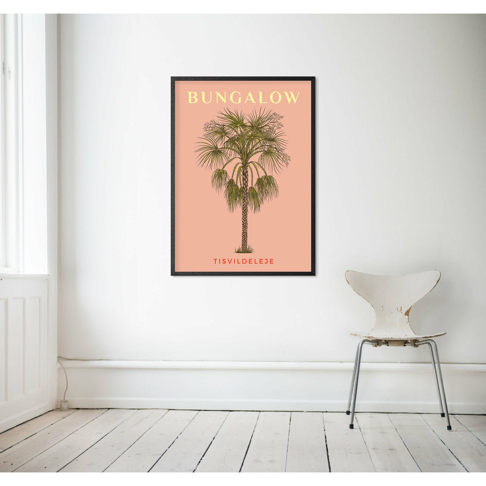 
                
                    Hent billedet ind I galleri viser, Indrammet - Den lyserøde palmeplakat Bungalow Tisvildeleje 🌴 30x40cm sort 
                
            